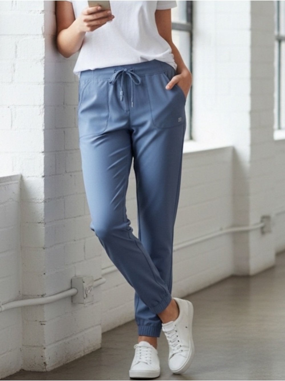 Albion Fit Jetsetter Joggers size Medium in Chambray Blue